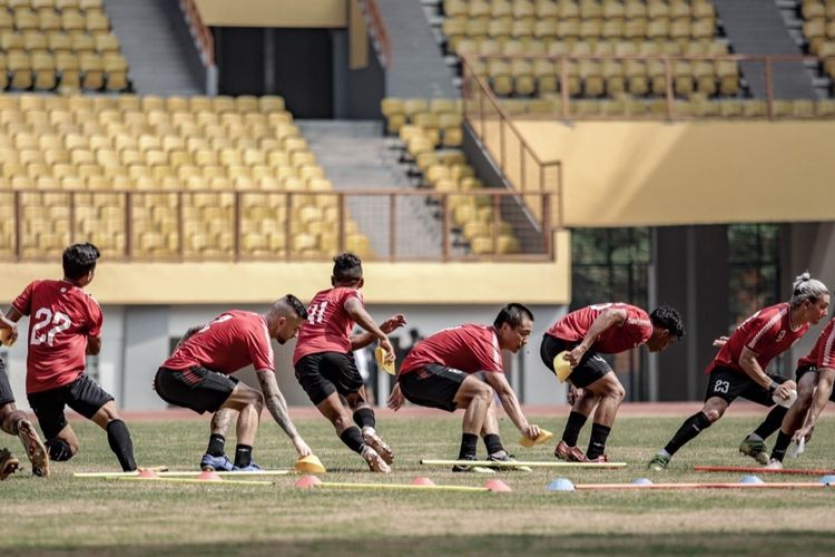 Pemain PS Sleman berlatih di Stadion Wibawa Mukti, Cikarang, Kabupaten Bekasi, Jawa Barat, pada Jumat (11/6/2021).