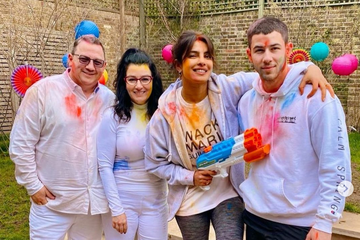 Pasangan Hollywood Priyanka Chopra dan Nick Jonas merayakan holi yang menjadi tradisi India