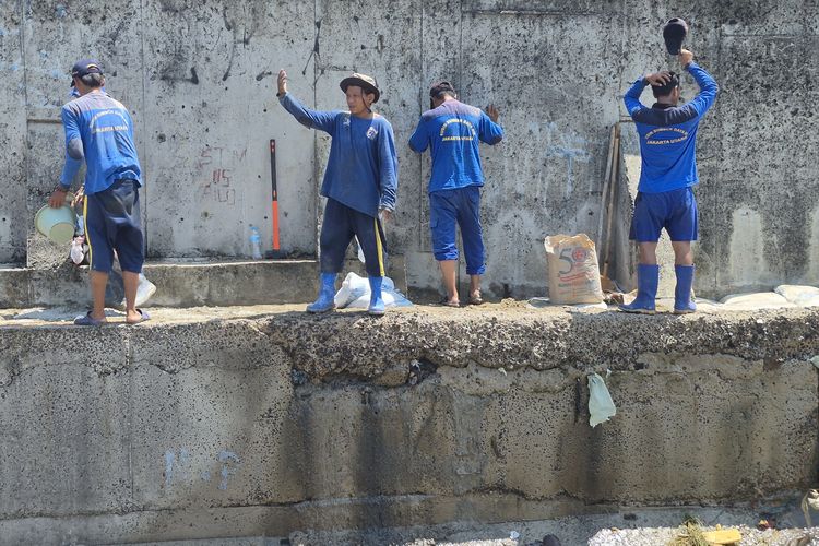 Proses penambalan tanggu laut di Muara Baru, Penjaringan, Jakarta Utara, yang bocor. Jumat (5/12/2025).