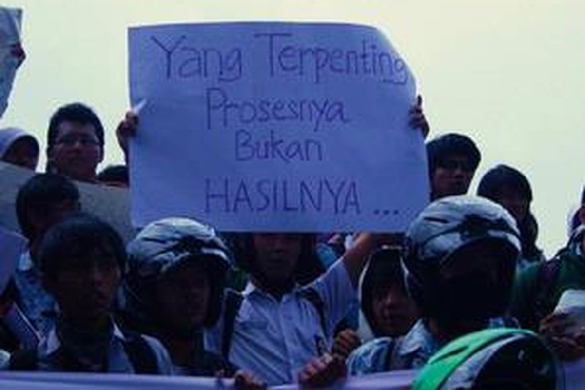 Ratusan siswa dari berbagai sekolah di Kota Bandung, didampingi sejumlah guru dan organisasi massa, berunjuk rasa menolak ujian nasional dijadikan penentu kelulusan, Jumat (4/12) di depan Gedung Sate, Bandung. Mereka meminta pemerintah segera mematuhi putusan kasasi Mahkamah Agung yang mengharuskan pemerintah meningkatkan kesejahteraan guru dan sarana prasarana sekolah terlebih dahulu sebelum melaksanakan UN.