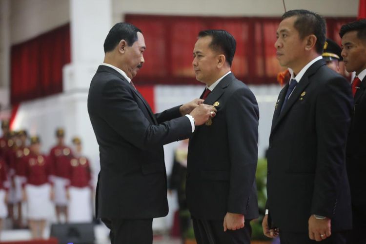 Penjabat (Pj) Gubernur Sumatera Selatan (Sumsel) Agus Fatoni menerima Penghargaan Kartika Pamong Praja Madya dari Institut Pemerintahan Dalam Negeri (IPDN) di Balairung Jenderal Rudini Kampus IPDN, Jatinangor, Jawa Barat, Selasa (21/5/2024).