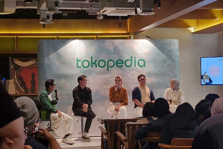 Head of Fashion Category Development Tokopedia, Aldhy Darmayo, Co-Founder Benang Jarum, Kanya Trihapsari, Co-Founder PREPP Studio, Satria Adiyassa, dan Head of Marketing merché, Zein Witriandani (dari kedua dari kiri ke kanan) dalam acara Konferensi Pers Tokopedia Fashion Market di Jakarta Selatan, Rabu (7/2/2024).