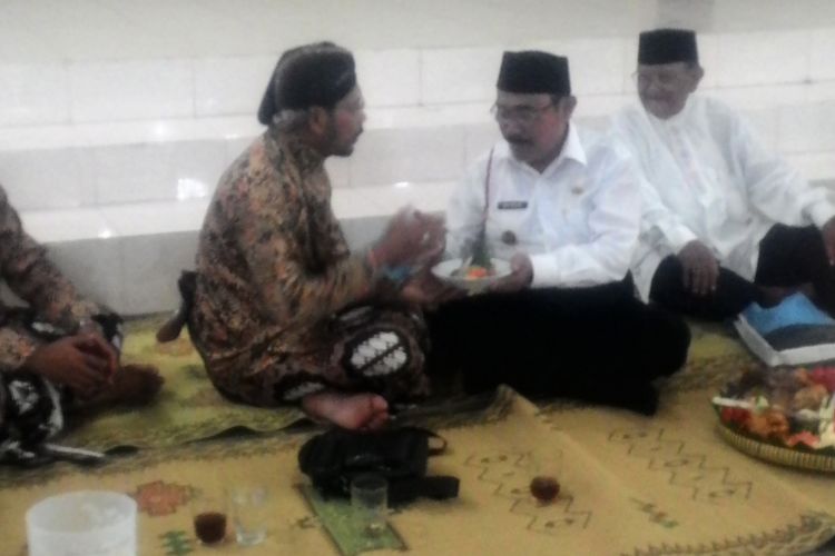 Wakil Bupati Kulon Progo Sutedjo memberikan nasi tumpeng kepada Romo Agung pada HUT ke-82 Gereja Katolik Maria Penasihat Baik di Wates, Kulon Progo, Yogyakarta. Ratusan warga dari berbagai agama dan kepercayaan juga mendatangi gereja ini. Bukan hanya memberi ucapan selamat, mereka silih berganti menaikkan doa bagi gereja ini dan kerukunan antar-umat beragama dengan caranya masing-masing.