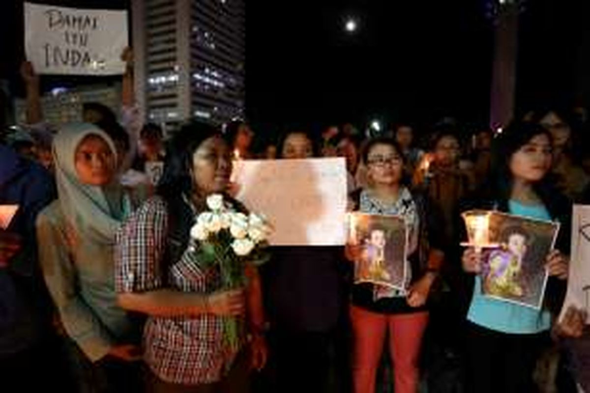 Aksi seribu lilin di Bundaran Hotel Indonesia, Jakarta, Senin (14/11/2016). Aksi damai ini bentuk solidaritas dan doa untuk korban bom molotov di Samarinda. 