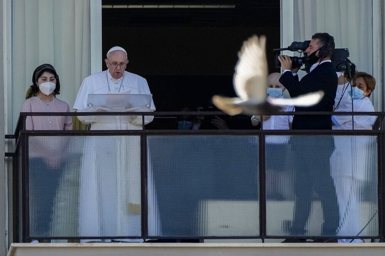 Paus Fransiskus muncul di balkon Poliklinik Agostino Gemelli di Roma, Minggu, 11 Juli 2021, di mana ia pulih dari operasi usus, untuk pemberkatan Mingguan dan doa Angelus.