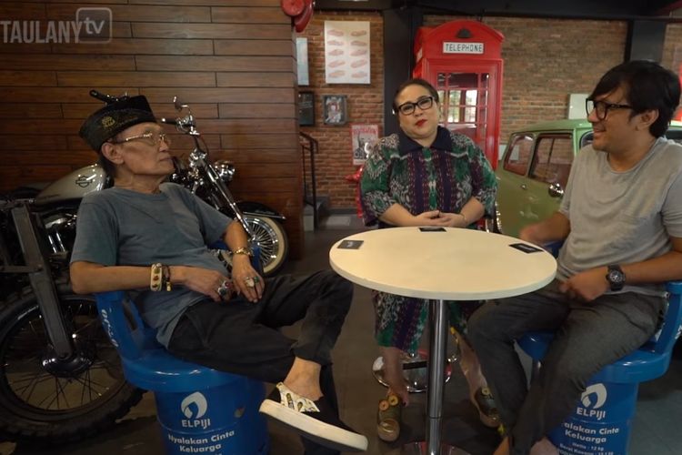 (Dari kiri) Pelawak Tessy dan Nunung berbincang dengan Andre Taulany.