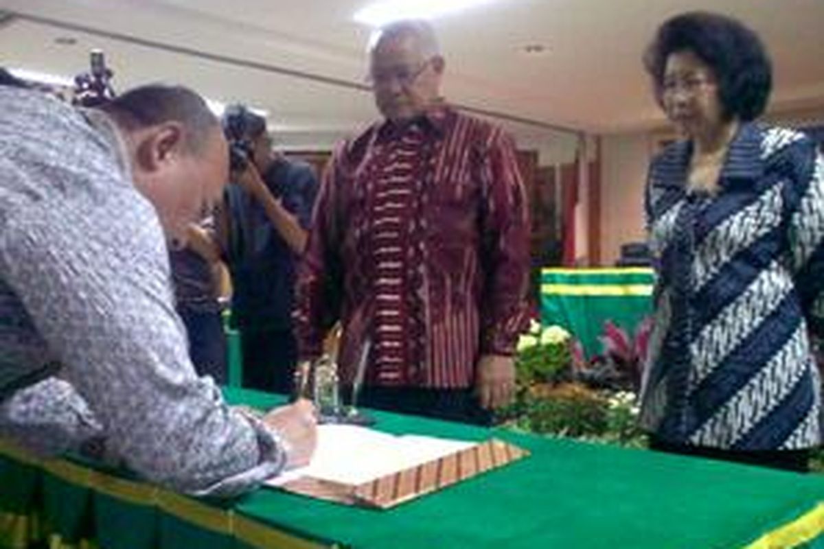 Pihak Petronas menandatangani kesepatan nota kesepakatan bersama Penyediaan dan Pendistribusian Bahan Bakar. Senin (28/12/2009)