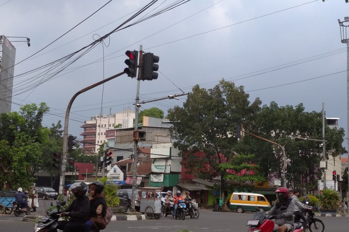 Kondisi kabel melengkung dan menjuntai di perempatan Jalan Peta dan Jalan Kopo, Kota Bandung, Jawa Barat, Selasa (27/2/2024).