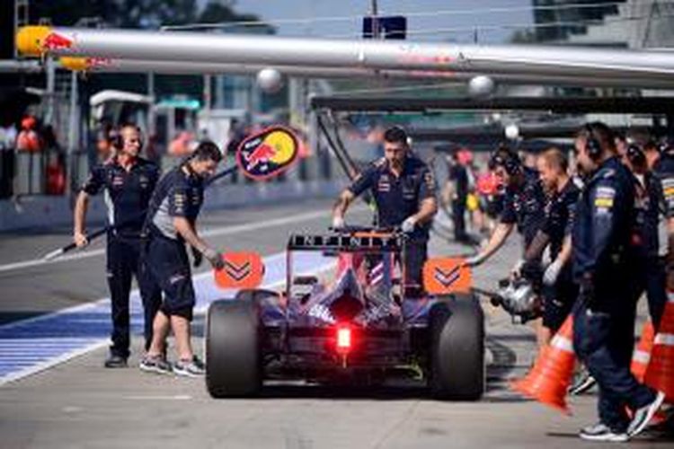 Pebalap Red Bull Racing asal Jerman, Sebastian Vettel berhenti di pit, saat menjalani sesi latihan bebas dua GP Italia, di Sirkuit Monza, Jumat (6/9/2013).