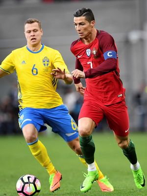 Gelandang timnas Swedia, Viktor Claesson (kiri), berebut bola dengan penyerang Portugal, Cristiano Ronaldo, dalam pertandingan persahabatan di Estadio dos Barreiros, Funchal, Selasa (28/3/2017).