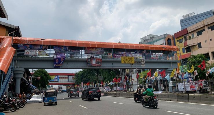 Atribut Kampanye Penuhi JPO Senen, Warga: Jelas Mengganggu Pemandangan