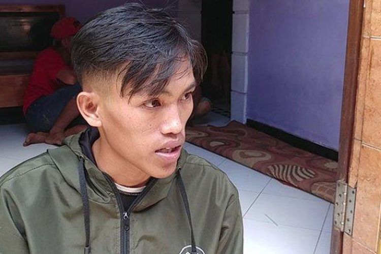 Abdul Mukid, suporter Arema asal Jember yang kehilangan temannya Faiqotul Hikmah dalam tragedi Kanjuruhan usai laga Arema FC vs Persebaya. (Surya.co.id/ Sri Wahyunik)