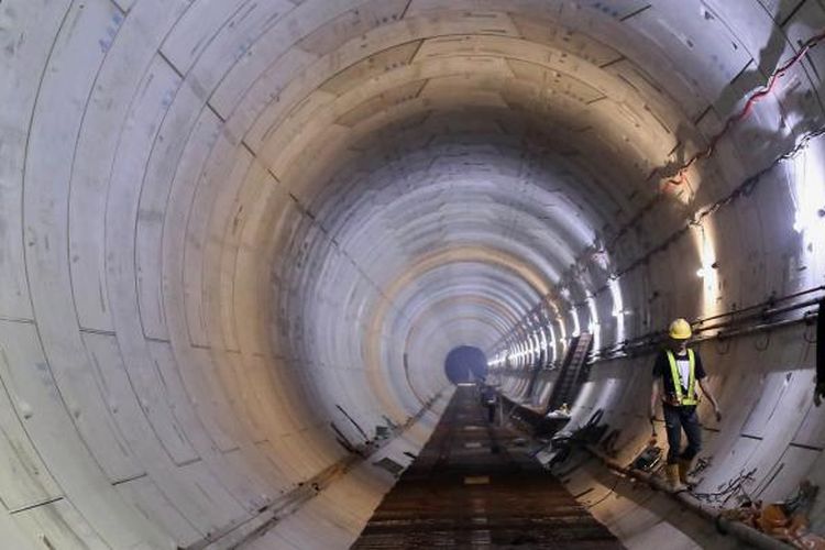 Aktivitas pekerja menyelesaikan pengerjaan proyek pengeboran terowongan untuk angkutan massal cepat (Mass Rapid Transit/MRT) di kawasan Stasiun Bendungan Hilir, Jakarta Pusat, Kamis (3/11/2016). Pengerjaan proyek MRT fase pertama ini diperkirakan rampung pada tahun 2018.