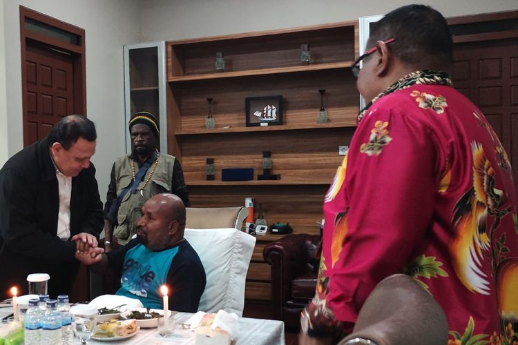 Ketua KPK Firly Bahuri menyalami Gubernur Papua Lukas Enembe ketika hendak diperiksa di kediaman pribadi Lukas di Koya Tengah, Distrik Muara Tami, Kota Jayapura, Papua, Kamis (3/11/2022)