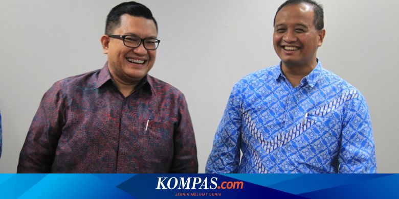 Jet ski bilan yalangoch qizlarning fotosuratlari