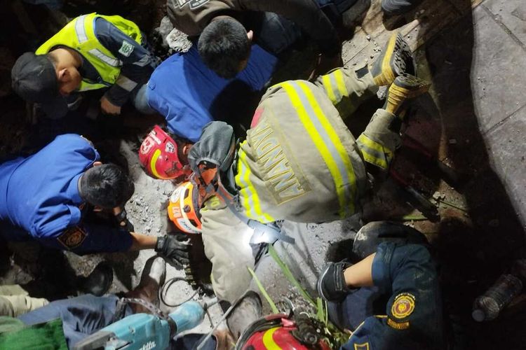 Sejumlah petugas Diskar PB Kota Bandung saat mengevakuasi pelaku begal yang bersembunyi di dalam gorong-gorong Jalan Jakarta, Kota Bandung, Jawa Barat, Selasa (24/9/2024).