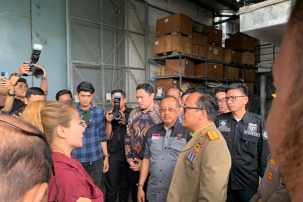 Wamen Noel sidak gudang UD Sentosa Seal yang berada di kawasan Margomulyo Permai, H14, Surabaya pada Kamis (16/4/2025). Nampak hadir Wakil Walikota Armuji. 