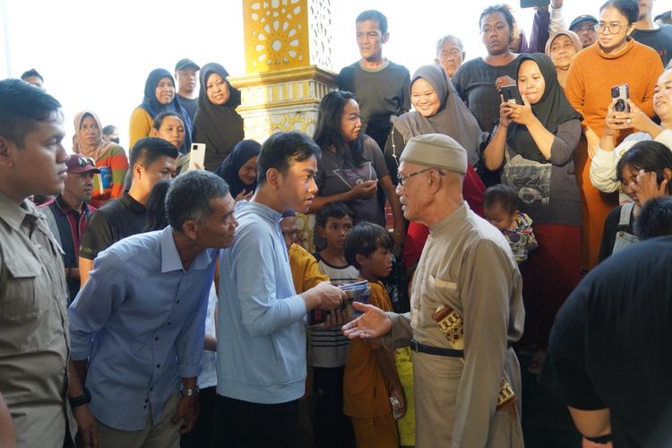 Calon wakil presiden (Cawapres) nomor urut 2, Gibran Rakabuming Raka menggelar safari politik di Kota Singkawang dan Pontianak, Kalimantan Barat (Kalbar) Minggu (17/12/2023). 