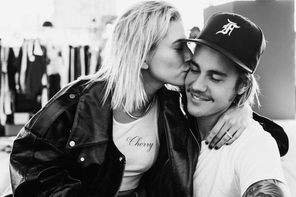 Justin Bieber memajang fotonya bersama Hailey Baldwin untuk mengabarkan pertunangan mereka kepada publik.