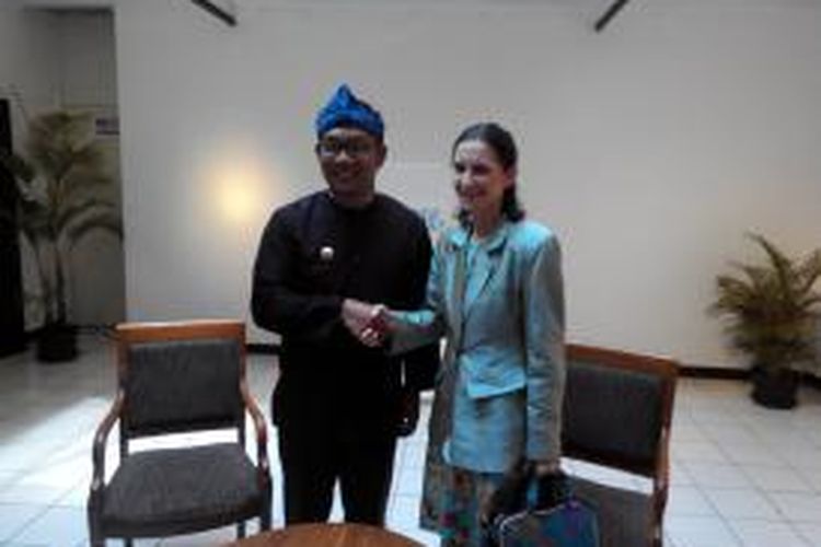 Wali Kota Bandung, Ridwan Kamil, mengadakan pertemuan dengan Duta Besar Perancis Corinne Breuze di Institut France Indonesia (IFI) Bandung, Jalan Purnawarman, Kota Bandung, Rabu (23/4/2014).