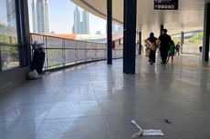 Kotornya Jembatan Stasiun LRT Dukuh Atas, Tisu hingga Masker Berserakan di Lantai