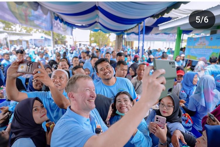 Bobby Nasution berfoto bersama peserta kegiatan saat mengikuti kegiatan Peringatan Hari Pendidikan Lingkungan Hidup Internasional di Halaman SMP Negeri 24 Medan, Minggu (28/1/2024)