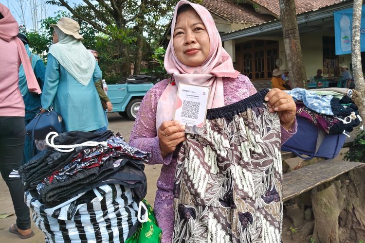 Tak Lagi Hitung Receh, Pedagang Cilok dan Celana Batik di Sekitar Borobudur Kini Sodorkan QRIS