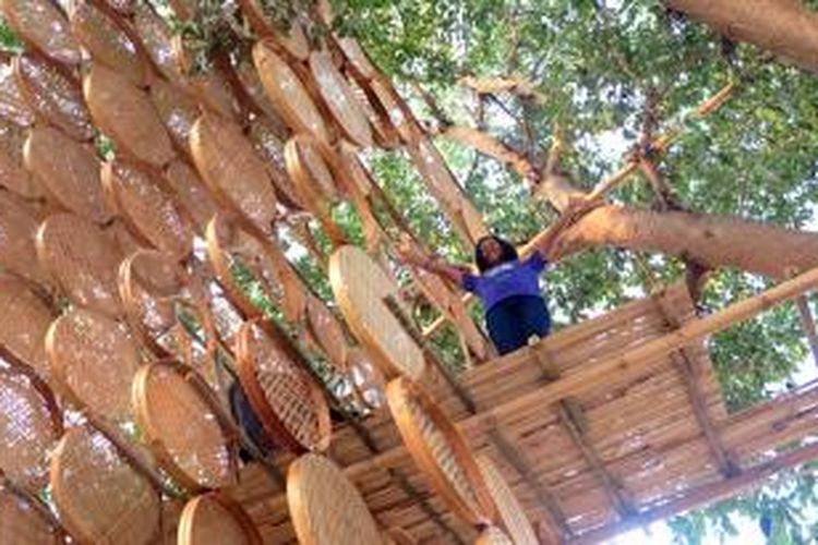 Di tangan Budi Pradono Architects, tampah digunakan untuk membangun sebuah rumah pohon dengan desain unik dan menarik. 