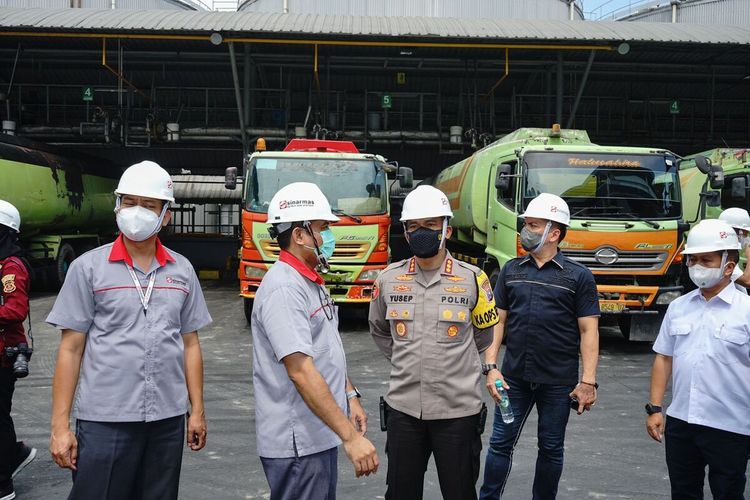 Kombes Pol Akhmad Yusep Gunawan Kapolrestabes Surabaya Saat Melakukan Tinjauan ke Salah Satu Industri Minyak Goreng di daerah Rungkut Surabaya, Rabu (16/3/2022).