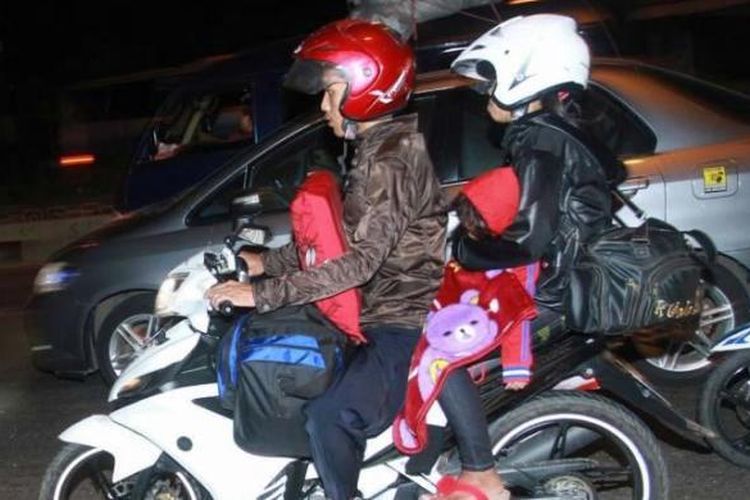 Sepeda motor menjadi sarana yang murah dan mudah untuk mudik.