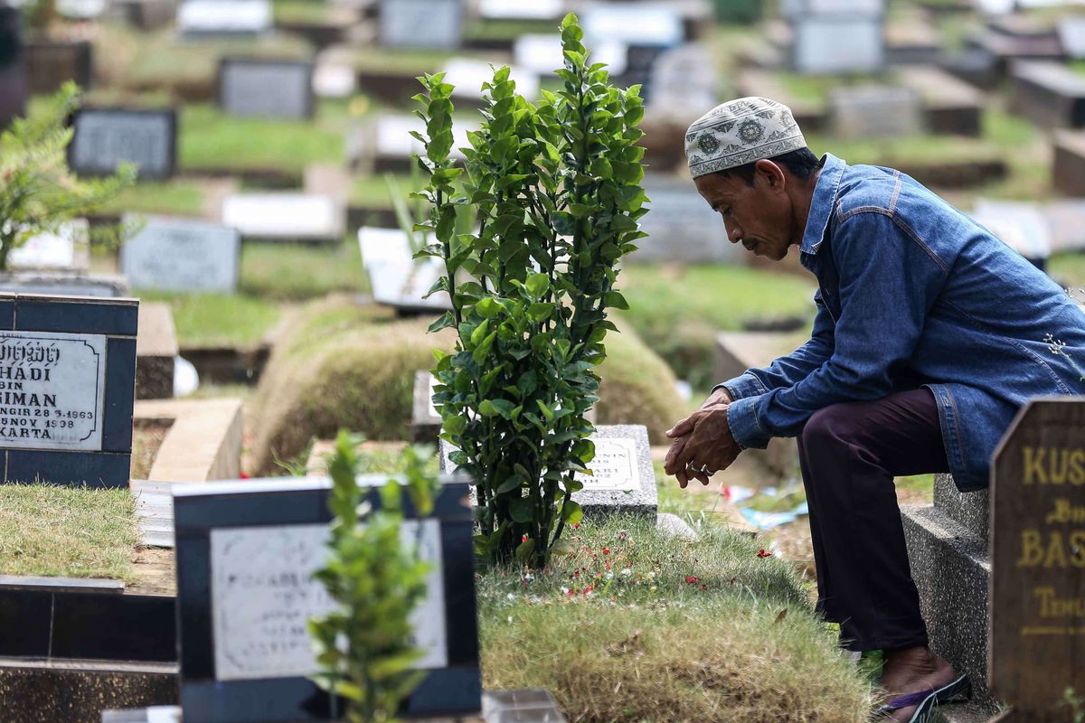 Warga melakukan ziarah kubur di TPU Karet Bivak, Jakarta Pusat, Kamis (6/6/2019). Umat muslim melakukan ziarah kubur untuk mendoakan sanak keluarga yang sudah wafat.