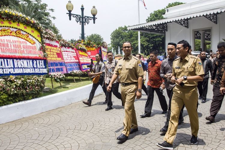 Gubernur DKI Jakarta Anies Baswedan (ketiga kanan) dan Wakil Gubernur DKI Jakarta Sandiaga Uno (kanan) berkeliling kompleks Balai Kota, di Jakarta, Selasa (17/10/2017). Setelah dilantik oleh Presiden Jokowi pada Senin (16/10), Anies Baswedan dan Sandiaga Uno mulai menjalankan aktivitasnya sebagai Gubernur dan Wagub DKI Jakarta.