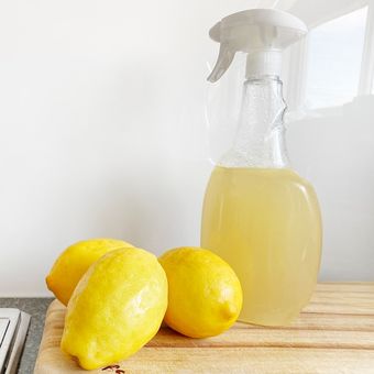 Ilustrasi air perasan lemon sebagai produk pembersih alami.