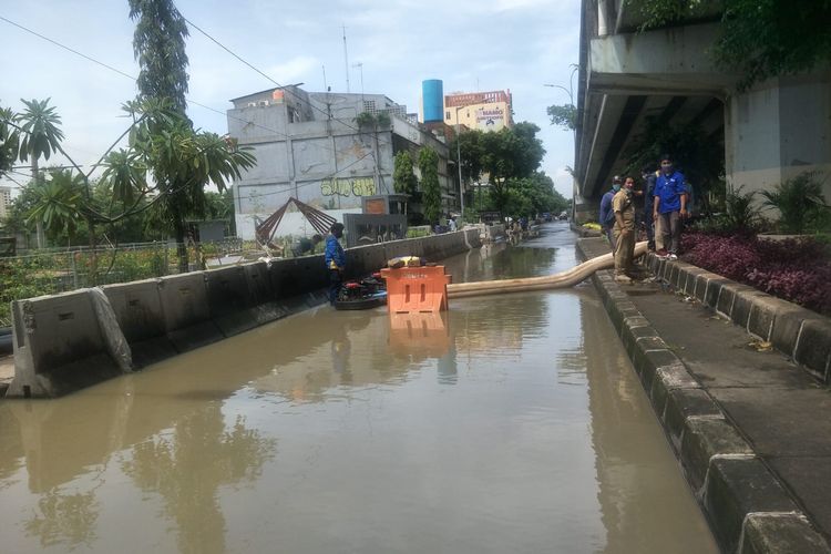 Lalu lintas di jalan RE Martadinata arah Penjaringan, tepatnya di seberang Aston Mediterania, Pademangan Jakarta Utara ditutup untuk sementara pada Senin (8/11/2021).