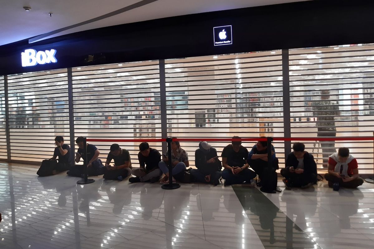 Antrean pembeli iPhone 11 di Central Park, Jakarta Barat, Jumat (6/12/2019)