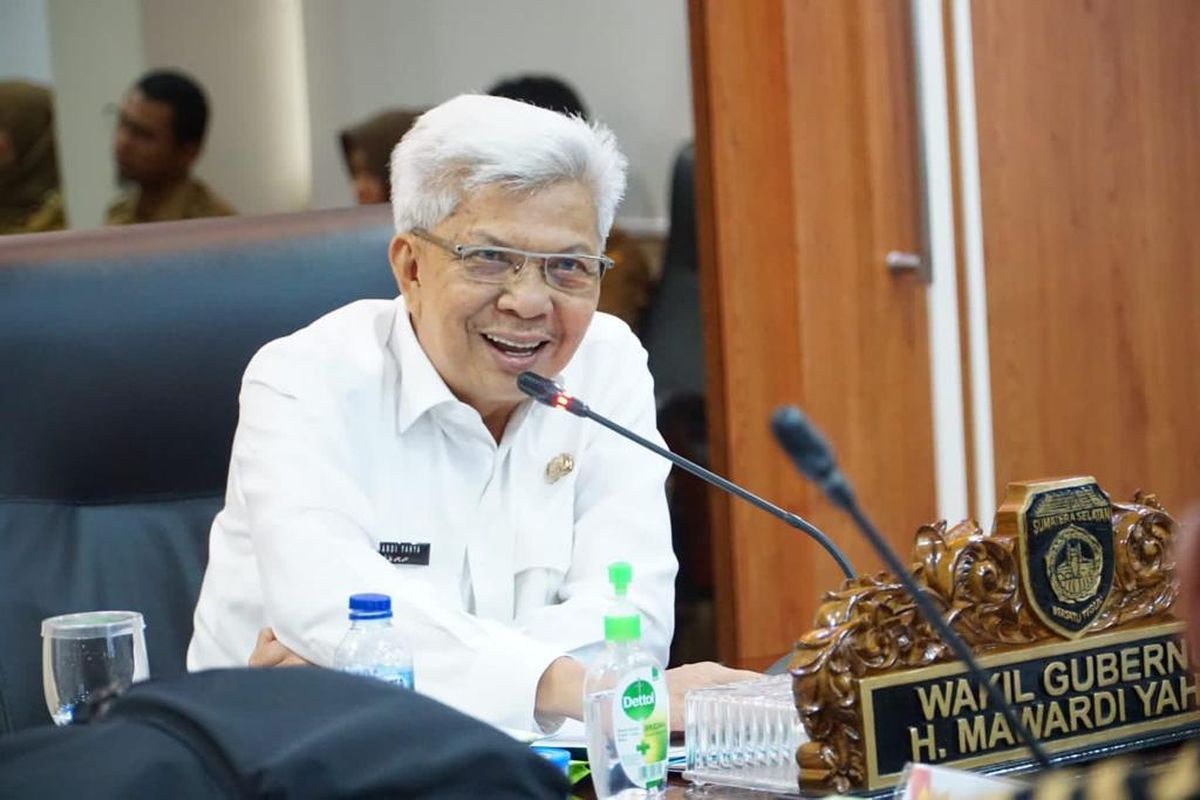 Wakil Gubernur (Wagub) Sumatera Selatan (Sumsel) Mawardi Yahya memberikan pengarahan kepada jajarannya saat menerima kunjungan Tim Inspektorat JKDN RI dalam rangka Entery Metting Pengawasan Penyelenggaraan Pemerintah Daerah pada Pemprov Sumsel, di Ruang Rapat Gubernur Sumsel, Palembang, Senin (10/7/2023).
