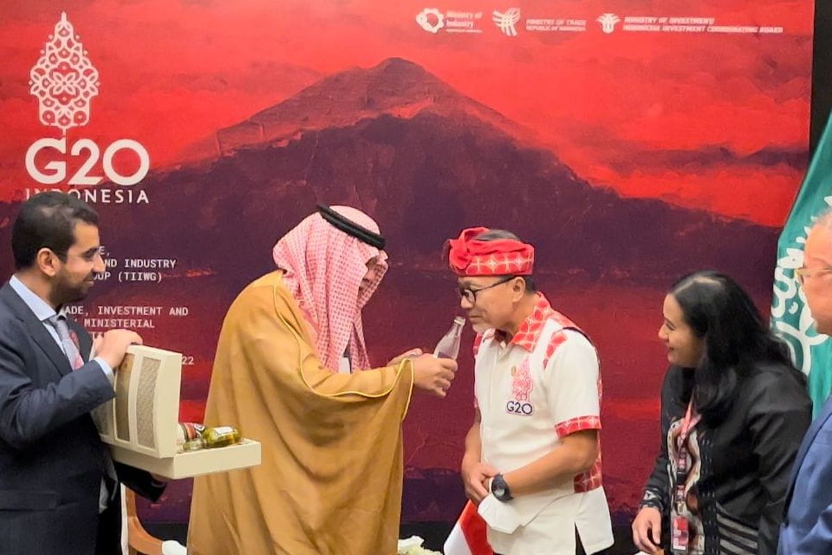 Menteri Perdagangan Zulkifli Hasan (kanan) bertemu dengan Menteri Perdagangan Arab Saudi Majid bin Abdullah Al-Qasabi (kiri) di Nusa Dua, Bali, Rabu (21/9/2022). Salah satu pembahasan pada pertemuan yakni mendorong segera dimulainya perundingan persetujuan kemitraan ekonomi komprehensif antara Indonesia dan Arab Saudi.