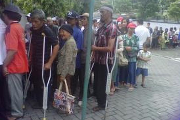 Sejumlah warga penyandang disabilitas terlihat turut mengantri untuk mendapatkan dana PSKS di Kantor Pos Kota Magelang, Jawa Tengah, Kamisa (27/11/2014).