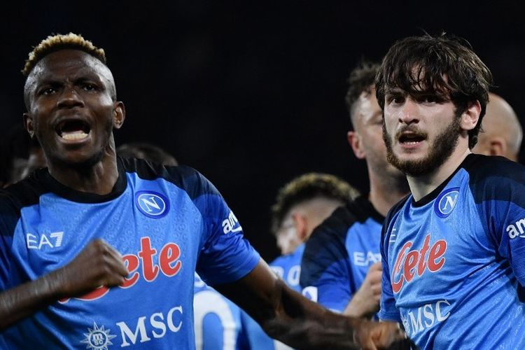 Victor Osimhen (kanan) dan Khvicha Kvaratskhelia (kanan) bersama melakukan perayaan gol dalam laga pekan ke-26 Liga Italia 2022-2023 antara Napoli vs Atalanta di Stadion Diego Armando Maradona, 11 Maret 2023. Terkini, berhasil mengalahkan Juventus dan membuat mereka mantap di puncak klasemen Liga Italia sekaligus mendekatkan diri ke titel juara.