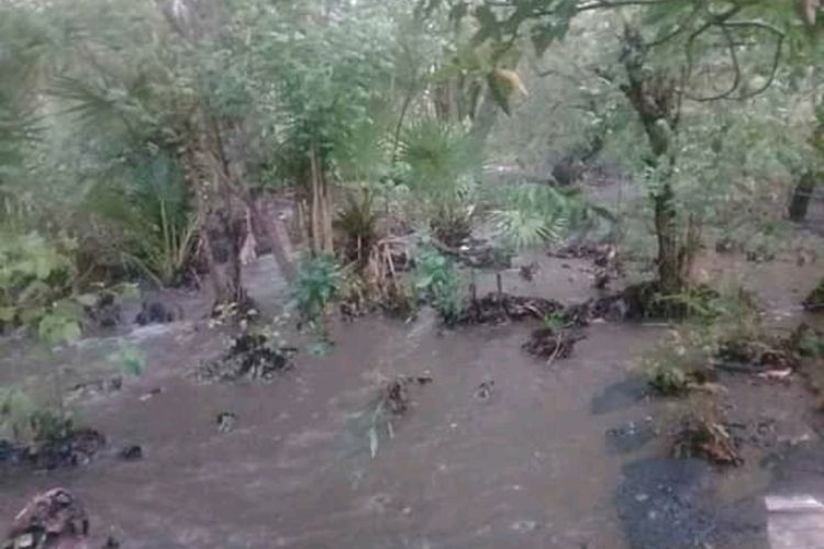 Foto : Banjir bandang merendam Dusun Luah, Desa Hoder, Kecamatan Waigete, Kabupaten Sikka, NTT, Rabu (1/1/2019) sore.