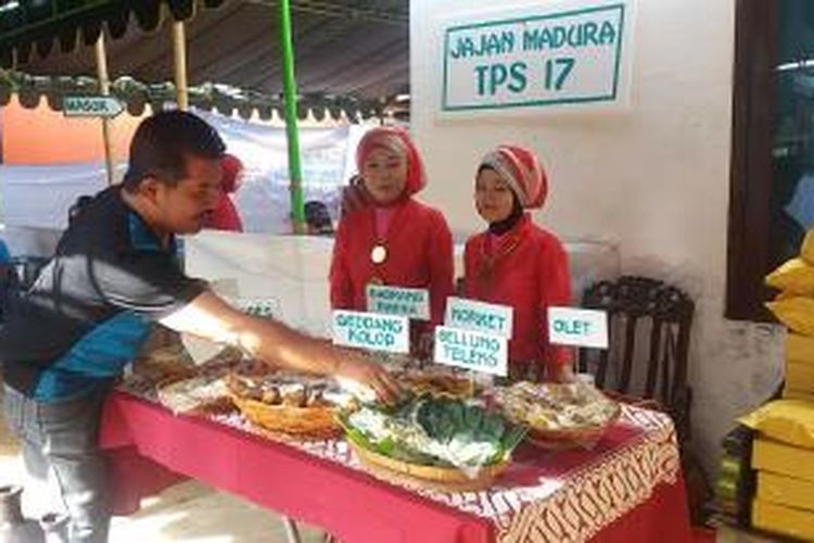 TPS RT 1 RW 6 Desa Kolor Kecamatan Kota Sumenep menyajikan kuliner khas Sumenep dalam Pilkada Bupati dan Wakil Bupati Sumenep, Rabu (9/12/2015). 