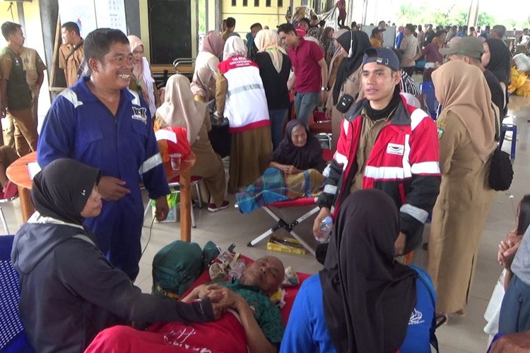 Korban dampak longsor asal Desa Ulu Salu, Kecamatan Latijong, Kabupaten Luwu, Sulawesi Selatan, menjalani perawatan medis di Posko Induk setelah dievakuasi menggunakan pesawat Helikopter, Senin (6/5/2024)