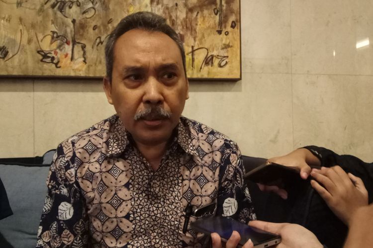 Peneliti senior Lembaga Ilmu Pengetahuan Indonesia (LIPI) Syamsuddin Haris menganggap bahwa, langkah DPR RI berkirim surat ke Komisi Pemberantasan Korupsi (KPK) agar penyidikan Ketua DPR RI Setya Novanto terkait kasus e-KTP ditunda adalah salah kaprah. Jakarta, Rabu (13/9/2017).