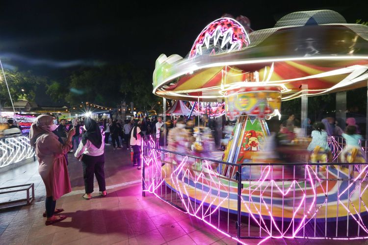 Wahana bermain di City of Light Jakarta Fair 2022 di JI Expo Kemayoran, Jakarta, Senin (11/7/2022). Selain menyaksikan taman lampion berbagai wahana permainan anak seperti bianglala, kora-kora, dan pontang-panting menjadi alternatif hiburan saat mengunjungi Jakarta Fair 2022.