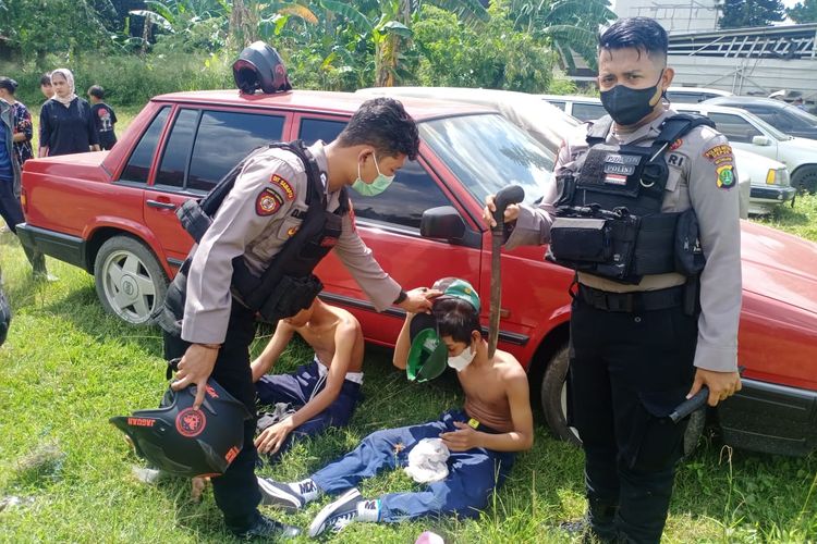  Tim Jaguar Polres Metro Depok mengamankan tiga pelajar yang diduga akan tawuran di Jalan Kedondong, Beji, Kota Depok pada Kamis (25/11/2021) siang.