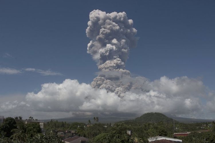 Gunung Mayon di Filpina mengeluarkan gumpalan asap raksasa pada Senin (22/1/2018) siang. (AP Photo)