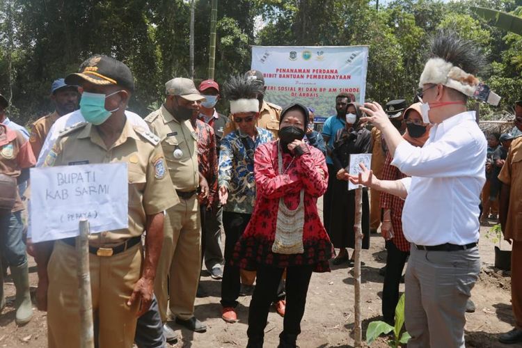 Menteri Sosial Tri Rismaharini (tengah), saat melakukan kunjungan kerja ke Apawer, Distrik Sarmi Barat, Kabupaten Sarmi, Papua, Selasa (22/03/2022).