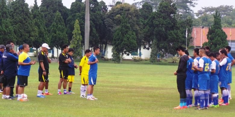 Persib Bandung berlatih di Pusat Pendidikan Polisi Militer (Pusdikpom) Cimahi, Sabtu (28/3/2015) sore. 