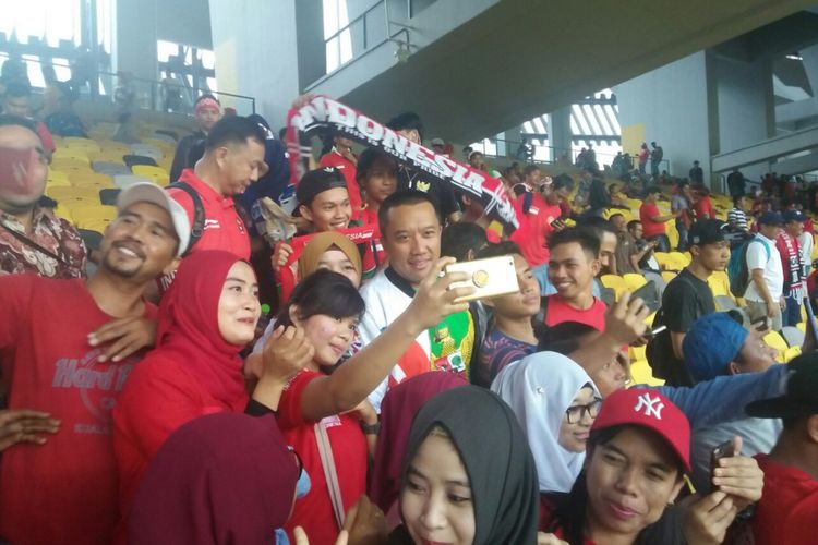 Menpora Imam Nahrawi di Bukit Jalil National Stadium Malaysia bersama ribuan suporter Indonesia pada pertandingan Piala Asia U-16 2018, 21 September 2018. 