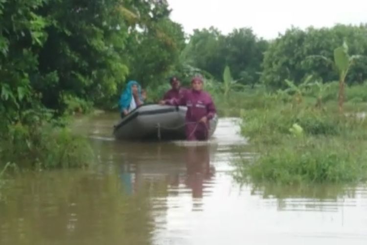 Tim BPBD Padang melakukan evakuasi warga di Dadok Tunggul Hitam, Kota Padang, Jumat (10/1/2020) pagi